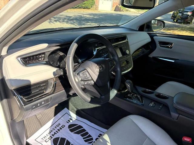 Photo of 2014 White Toyota Avalon