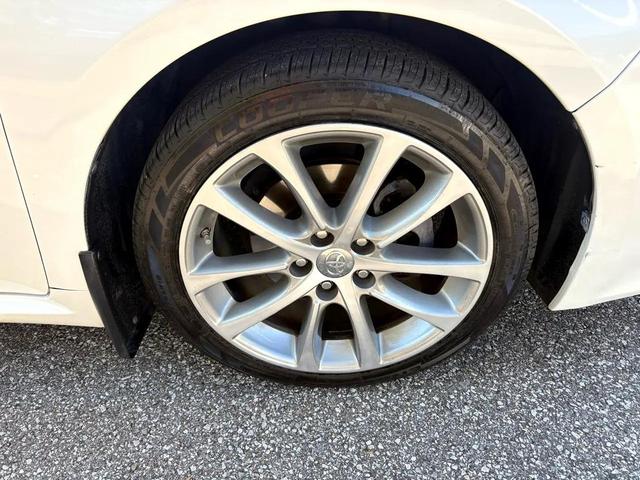 Photo of 2014 White Toyota Avalon