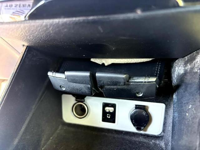 Photo of 2014 White Toyota Avalon