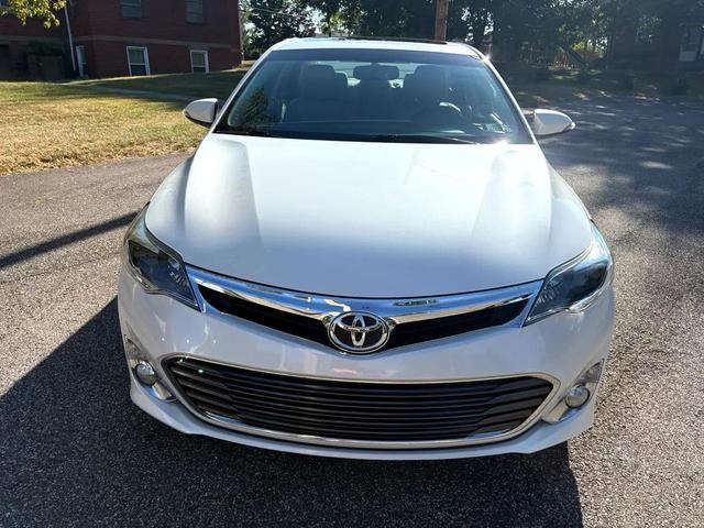 Photo of 2014 White Toyota Avalon