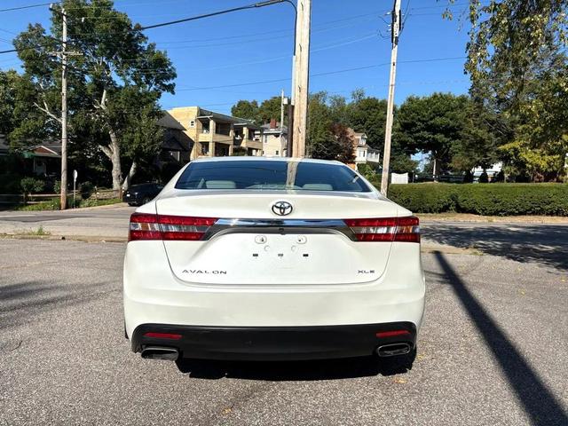 Photo of 2014 White Toyota Avalon