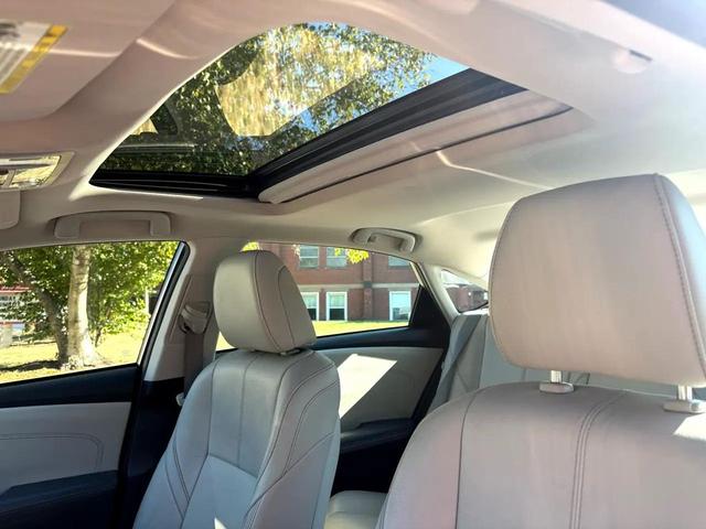 Photo of 2014 White Toyota Avalon