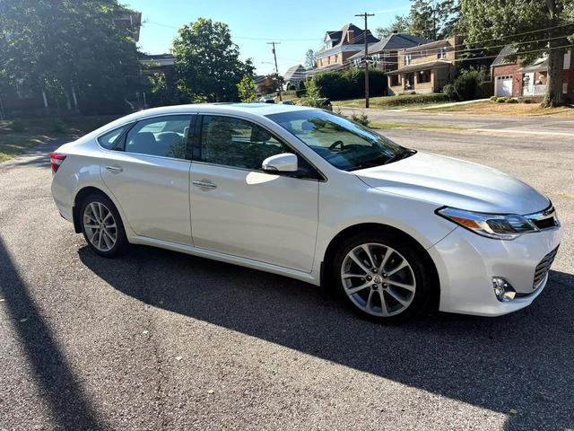 Photo of 2014 White Toyota Avalon