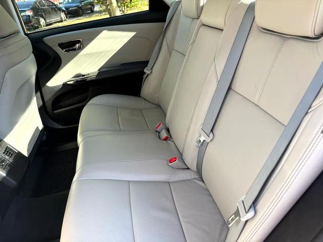 Photo of 2014 White Toyota Avalon
