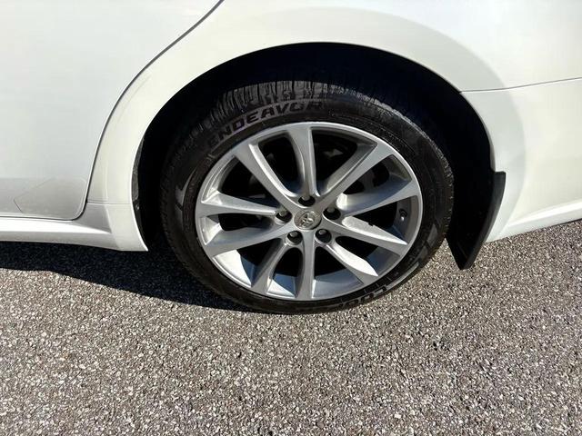 Photo of 2014 White Toyota Avalon