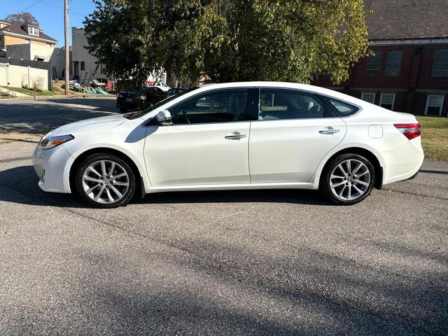 Photo of 2014 White Toyota Avalon
