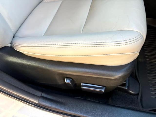 Photo of 2014 White Toyota Avalon