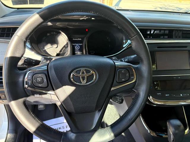 Photo of 2014 White Toyota Avalon