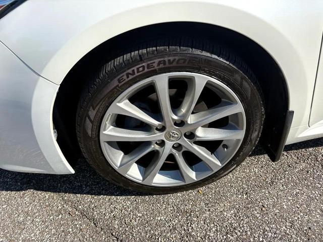 Photo of 2014 White Toyota Avalon