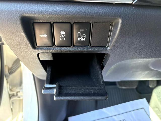 Photo of 2014 White Toyota Avalon