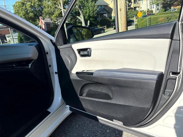Photo of 2014 White Toyota Avalon