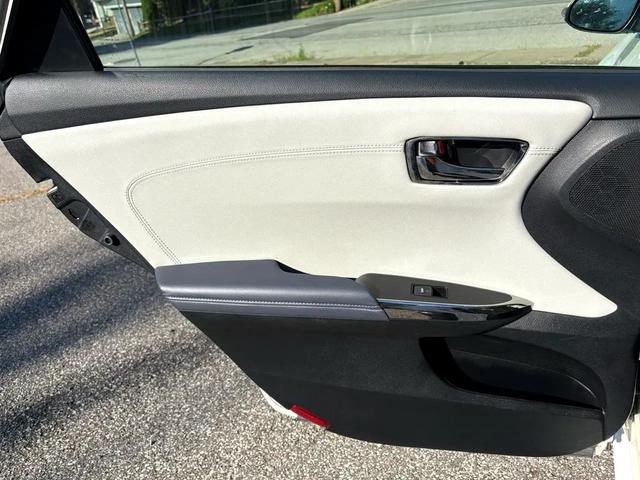 Photo of 2014 White Toyota Avalon