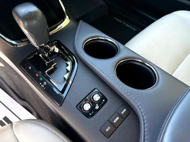 Photo of 2014 White Toyota Avalon