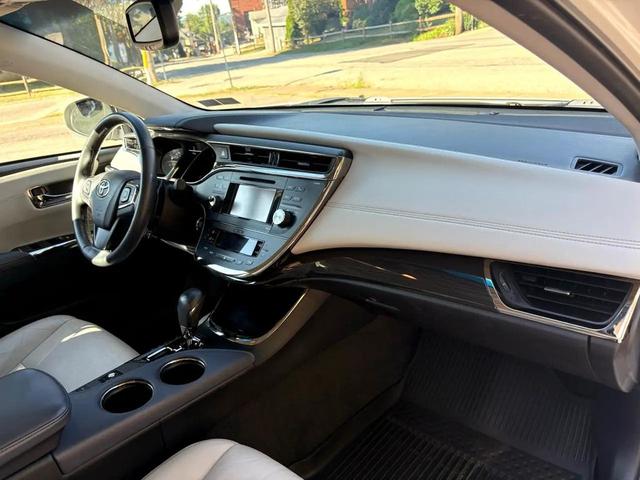 Photo of 2014 White Toyota Avalon