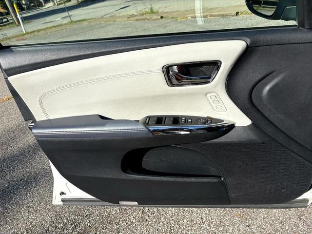 Photo of 2014 White Toyota Avalon