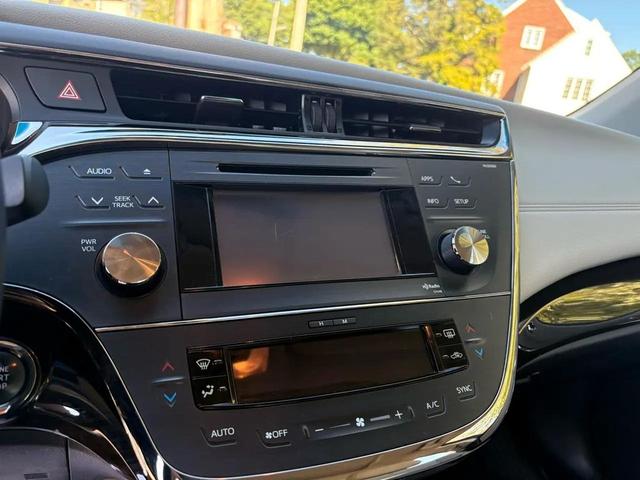 Photo of 2014 White Toyota Avalon