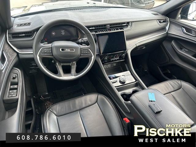 Photo of 2024 Diamond Black Crystal Pearlcoat Jeep Grand Cherokee L