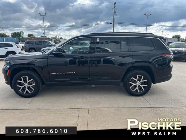 Photo of 2024 Diamond Black Crystal Pearlcoat Jeep Grand Cherokee L