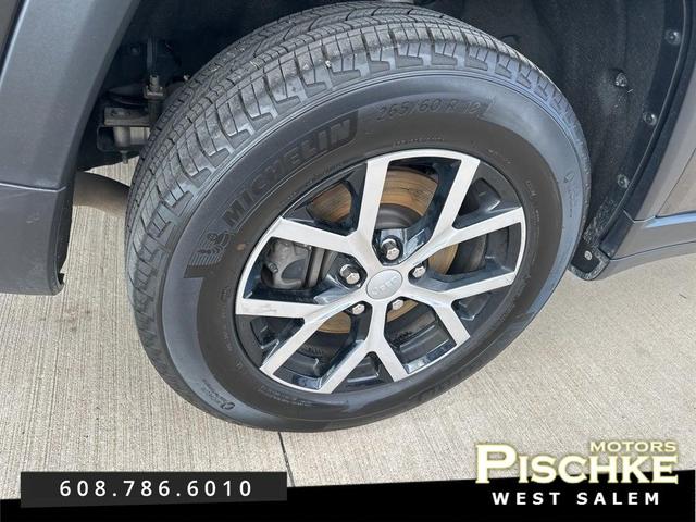 Photo of 2024 Diamond Black Crystal Pearlcoat Jeep Grand Cherokee L