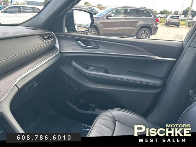 Photo of 2024 Diamond Black Crystal Pearlcoat Jeep Grand Cherokee L