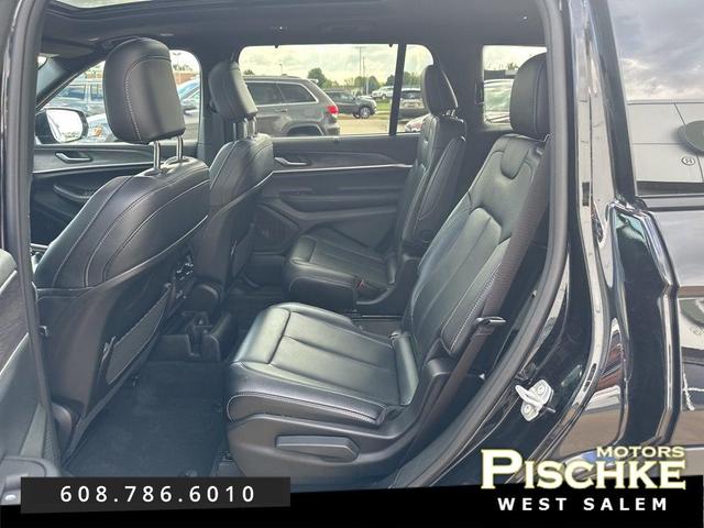 Photo of 2024 Diamond Black Crystal Pearlcoat Jeep Grand Cherokee L