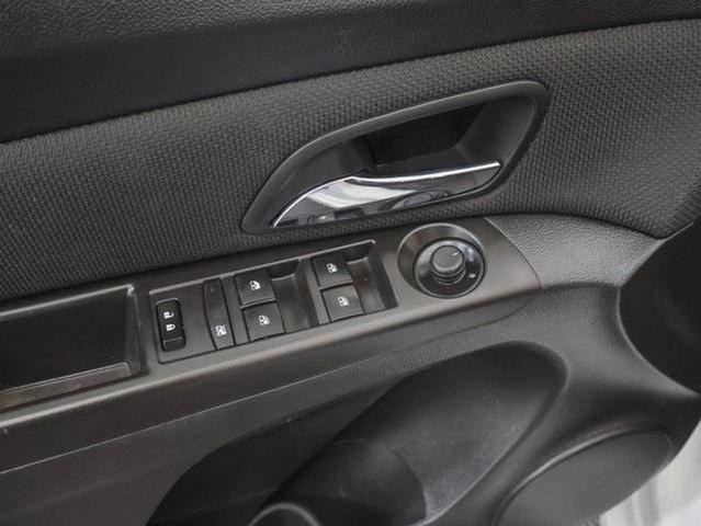 Photo of 2016 Summit White Chevrolet Cruze Limited