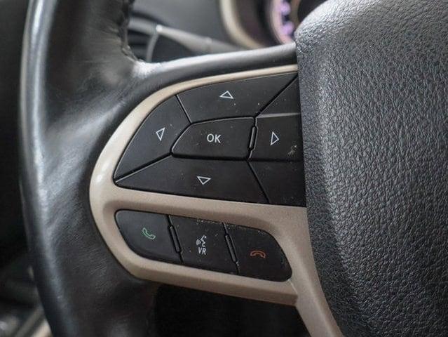 Photo of 2017 Bright White Jeep Cherokee