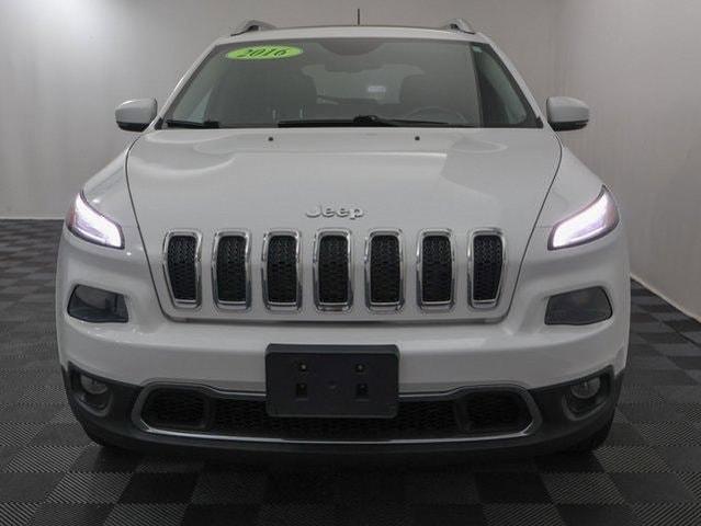 Photo of 2017 Bright White Jeep Cherokee