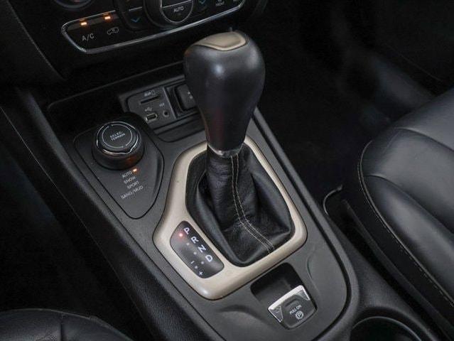 Photo of 2017 Bright White Jeep Cherokee