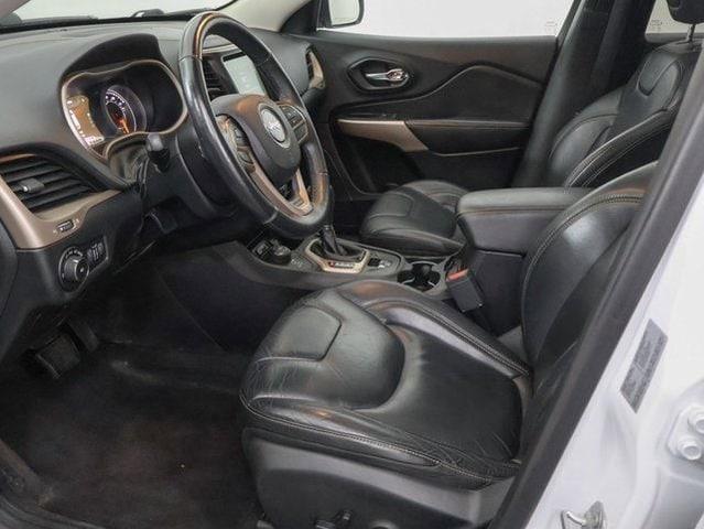 Photo of 2017 Bright White Jeep Cherokee