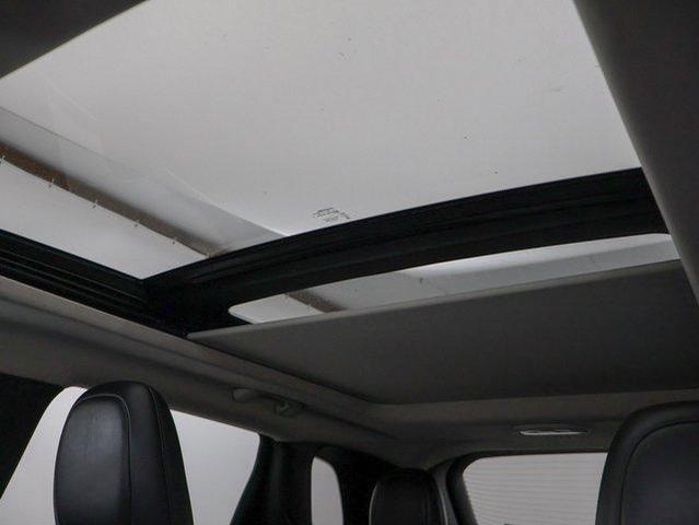 Photo of 2017 Bright White Jeep Cherokee