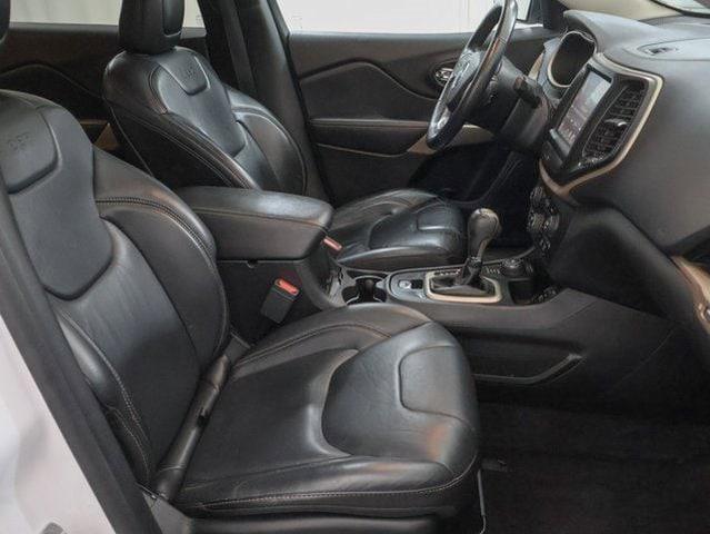 Photo of 2017 Bright White Jeep Cherokee