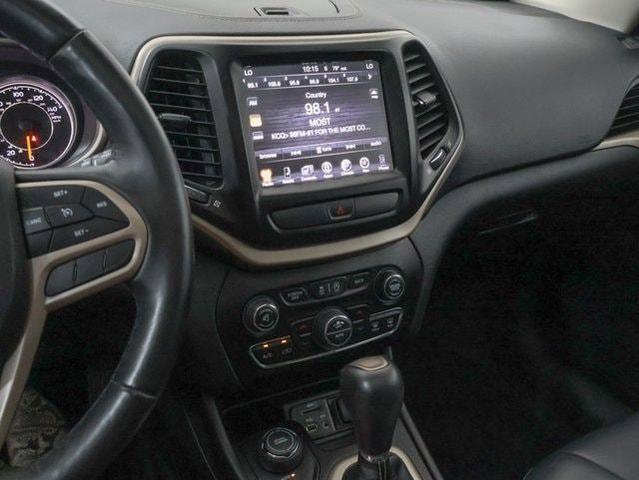 Photo of 2017 Bright White Jeep Cherokee