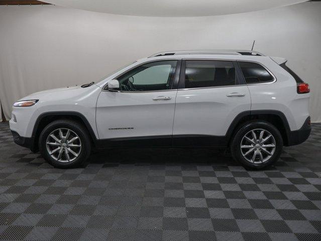 Photo of 2017 Bright White Jeep Cherokee