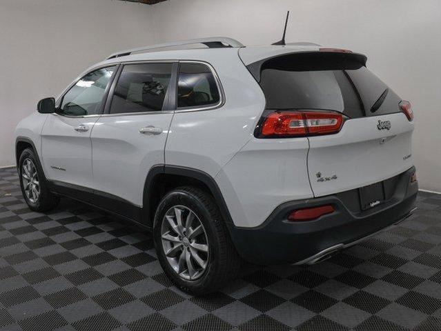 Photo of 2017 Bright White Jeep Cherokee