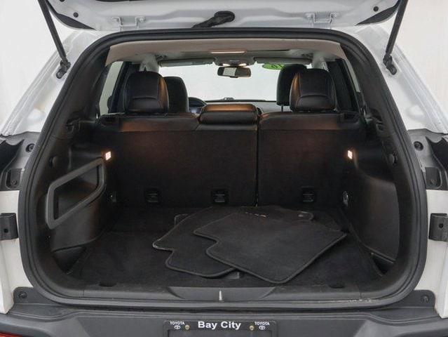 Photo of 2017 Bright White Jeep Cherokee