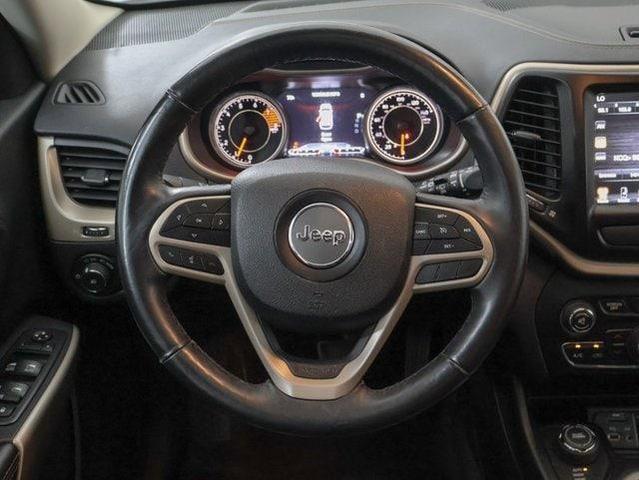 Photo of 2017 Bright White Jeep Cherokee