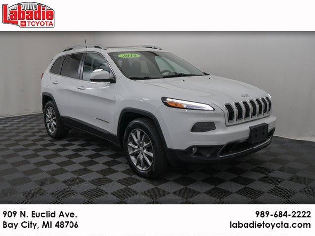 Photo of 2017 Bright White Jeep Cherokee