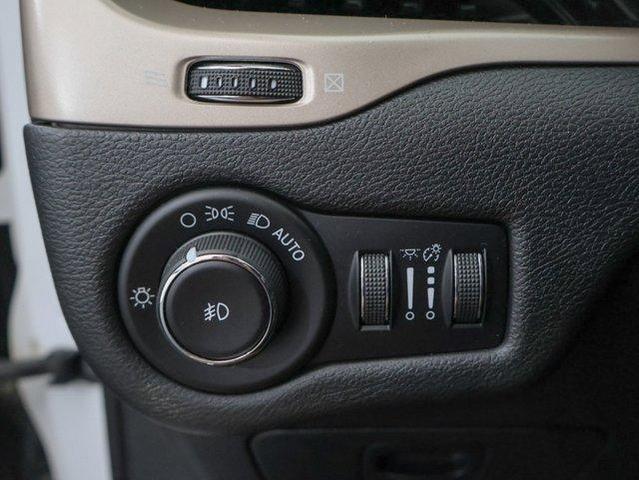Photo of 2017 Bright White Jeep Cherokee