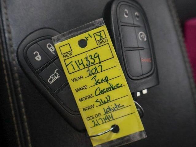 Photo of 2017 Bright White Jeep Cherokee