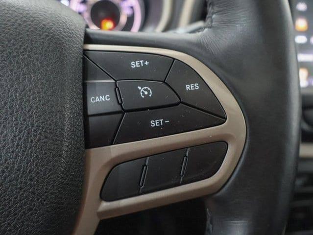 Photo of 2017 Bright White Jeep Cherokee