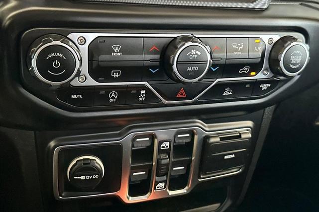 Photo of 2023 Bright White Clearcoat Jeep Gladiator