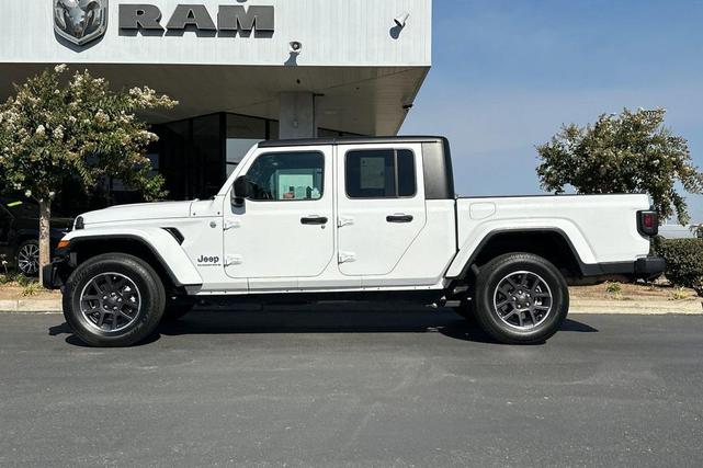 Photo of 2023 Bright White Clearcoat Jeep Gladiator