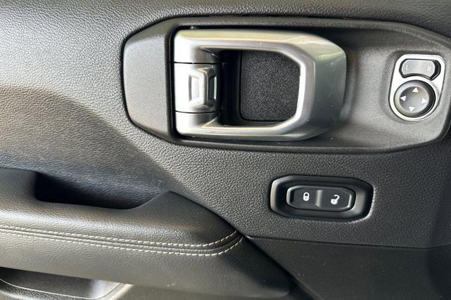 Photo of 2023 Bright White Clearcoat Jeep Gladiator