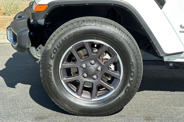Photo of 2023 Bright White Clearcoat Jeep Gladiator