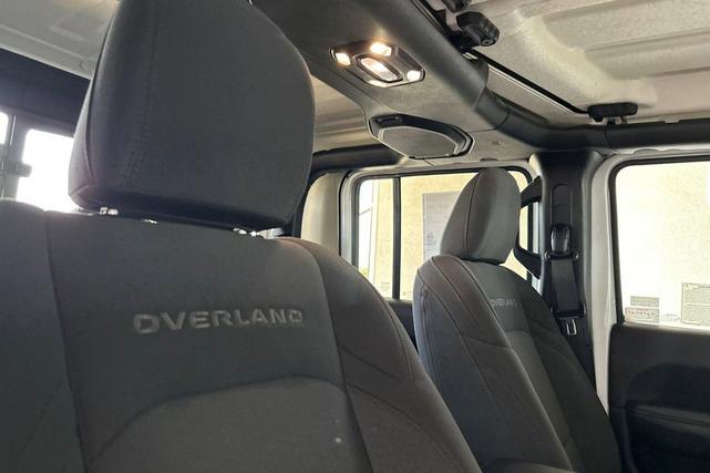 Photo of 2023 Bright White Clearcoat Jeep Gladiator
