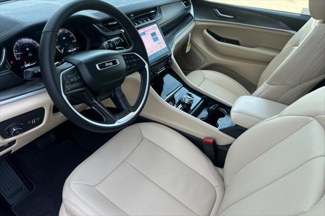 Photo of 2025 Bright White Clearcoat Jeep Grand Cherokee L