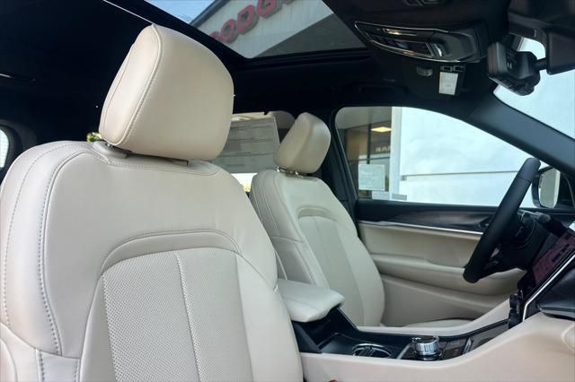 Photo of 2025 Bright White Clearcoat Jeep Grand Cherokee L