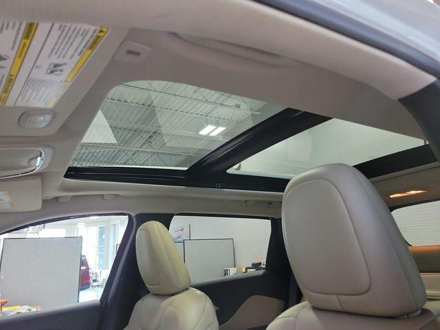 Photo of 2018 Bright White Clearcoat Jeep Cherokee