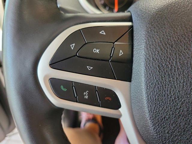 Photo of 2018 Bright White Clearcoat Jeep Cherokee
